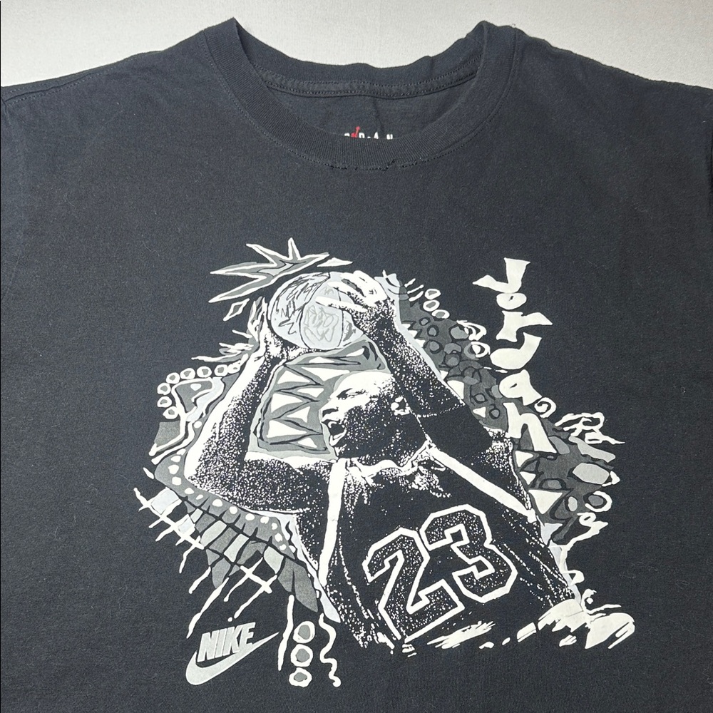 GUC • Nike Black Graphic Tee with White, Black and Gray Design
Size Large Men’s